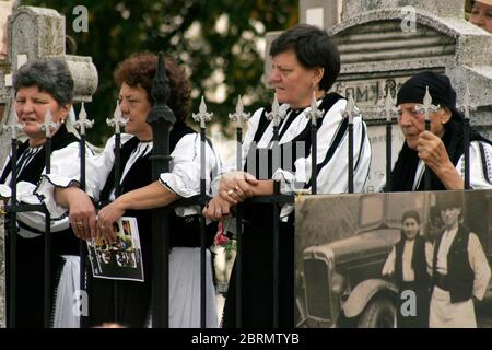 Festa popolare a Gura Raului, SB, Romania: Sarbatosarea Portului popolare. Donne in costumi tradizionali. Foto Stock