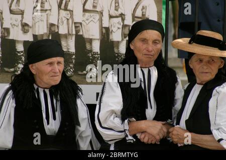 Festa popolare a Gura Raului, SB, Romania: Sarbatosarea Portului popolare. Donne in costumi tradizionali. Foto Stock