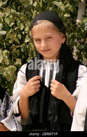 Festa tradizionale a Gura Raului, SB, Romania: Sarbatosarea Portului popolare. Ritratto di giovane ragazza che indossa il costume locale. Foto Stock