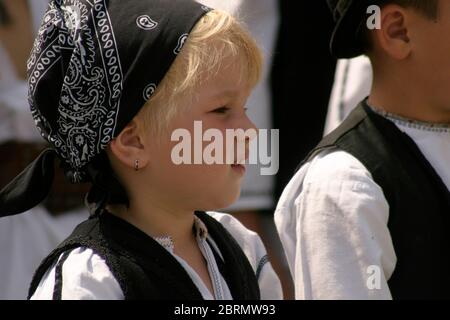 Festa tradizionale a Gura Raului, SB, Romania: Sarbatosarea Portului popolare. Bambina in costume tradizionale. Foto Stock