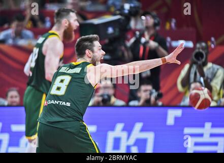 Mathew Dellavedova e Aaron Baynes (Australia) contro la Spagna. Coppa del mondo di pallacanestro FIBA Cina 2019, Semifinali Foto Stock