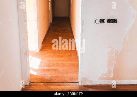 Camera di una casa in riabilitazione, riforma dei quadri elettrici. Foto Stock