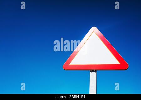 Segnale triangolare, vuoto, avviso di attenzione su sfondo blu e spazio negativo per aggiungere testo. Foto Stock