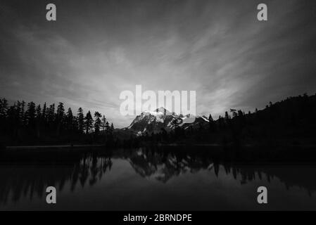 Vista panoramica di mt Shuksan con riflesso sul lago e al tramonto, Whatcom County, Washington, usa. Foto Stock