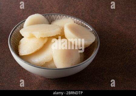 Affettare le castagne in un recipiente Foto Stock