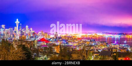 Vista panoramica sulla città di Seattle di notte, Washington, USA. Foto Stock