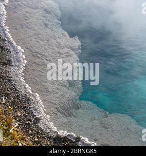 Bordo delle terme blu nell'area geyser di Yellowstone Foto Stock