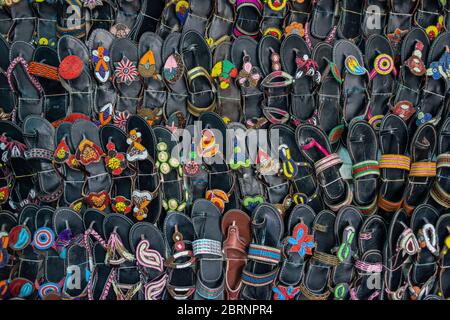 Ampia collezione di sandali in pelle fatti a mano con perline Foto Stock