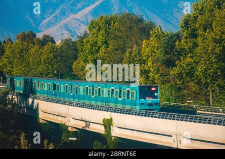 Santiago, Cile - Febbraio 2016: Un treno Metro de Santiago alla linea 5 Foto Stock