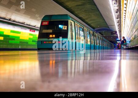 SANTIAGO, CILE - FEBBRAIO 2016: Un treno Metro de Santiago alla linea 5 Foto Stock