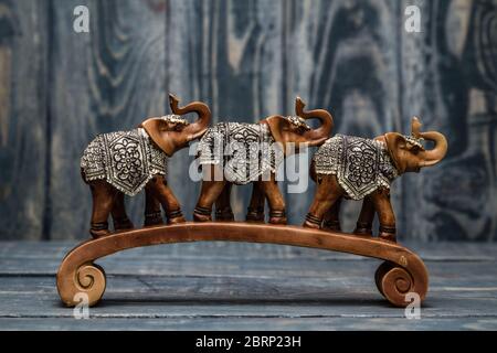 Decorative elefante marrone figurine su un ponte Foto Stock