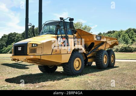 Nuovo mototrasportatore o mototrasportatore a terra articolato CAT 725C2 esposto di fronte a un lotto di vendita di attrezzature pesanti Caterpillar a Montgomery Alabama, USA. Foto Stock