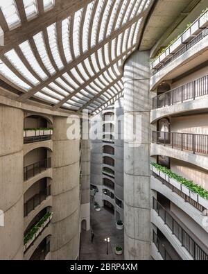 Atrio Interno della Città di Fiume, progettato da Bertrand Goldberg Foto Stock