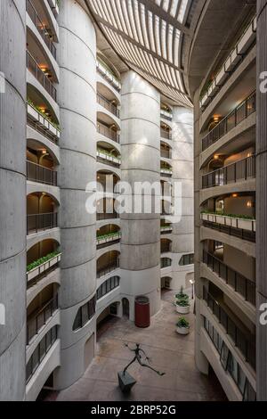 Atrio Interno della Città di Fiume, progettato da Bertrand Goldberg Foto Stock