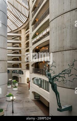 Atrio Interno della Città di Fiume, progettato da Bertrand Goldberg Foto Stock