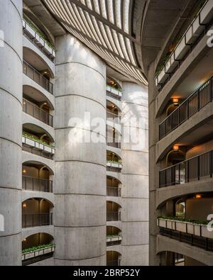 Atrio Interno della Città di Fiume, progettato da Bertrand Goldberg Foto Stock