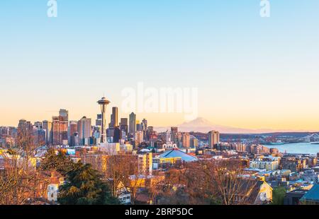 Vista panoramica sulla città di Seattle al tramonto, Washington, USA. -shoot in 12/31/2015 -solo per uso editoriale. Foto Stock