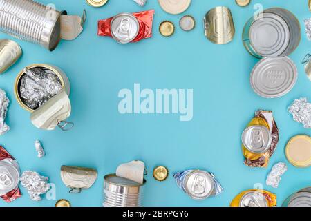 Rifiuti metallici riciclabili su sfondo blu. Concetto di separazione dei rifiuti. Piano, spazio per la copia. Foto Stock