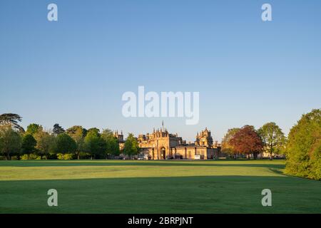 Blenheim Palace al primo mattino luce di primavera all'alba. Woodstock, Oxfordshire, Inghilterra Foto Stock