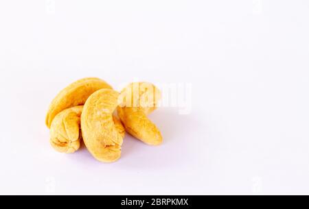 Arrosto di noci di acagiù isolati su sfondo bianco Foto Stock