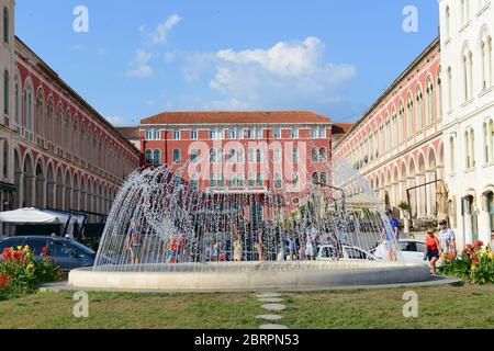 Gli splendidi edifici neorinascimentali nella piazza della Repubblica di Spalato, Croazia. Foto Stock