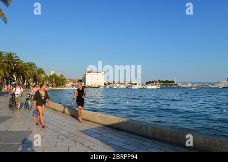 Passeggiata sul lungomare vicino al piccolo porto di Spalato, Croazia. Foto Stock