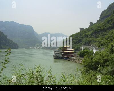 22 maggio 2020, Shanxia, Shanxia, Cina: ChongqingÃ¯Â¼Å'CHINA-le tre gole del fiume Yangtze è famosa per la sua topografia precipitosa, paesaggi pittoreschi, slancio magnifico e numerosi punti panoramici e siti storici. E' un'attrazione turistica famosa in tutto il mondo e un luogo caldo di turismo in Cina. Le tre gole sono il nome generale della gola del qutang, della gola del wuxia e della gola di xiling. Inizia da baidicheng nella contea di Fengjie, città di chongqing ad ovest, e termina a nanjinguan nella città di yichang, provincia di hubei ad est. Si estende su cinque contee e città, tra cui fengjie, wushan, badong, Foto Stock