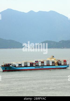 Una nave MAERSK che attraversa il canale East Lamma a Hong Kong. Foto Stock