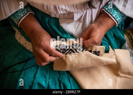 28 aprile 2020, Amealco, Messico: Un lavoratore fa maschere facciali riutilizzabili nel proprio ufficio durante la crisi del coronavirus.circa 20 donne Otomi della comunità di San Idelfonso, nel comune di Amealco Qro, hanno cambiato la direzione della loro attività in faccia della pandemia del Covid-19, Prima di questo erano dedicati a fare tovaglioli e bambole artigianali e ora, a causa della crisi del Coronavirus, la loro direzione è cambiata in fare le coperture artigianali della bocca, il tutto con il tema che le rappresenta come popolo indigeno dello stato. (Immagine di credito: © Jair Villeda/SOPA immagini via ZUMA Wire) Foto Stock