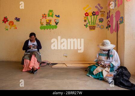 Amealco, Messico. 28 Apr 2020. I lavoratori fanno maschere facciali riutilizzabili nel loro ufficio durante la crisi del coronavirus.circa 20 donne di Otomi della comunità di San Idelfonso, nel comune di Amealco Qro, hanno cambiato la direzione del loro business in fronte alla pandemia del Covid-19, Prima di questo erano dedicati a fare tovaglioli e bambole artigianali e ora, a causa della crisi del Coronavirus, la loro direzione è cambiata in fare le coperture artigianali della bocca, il tutto con il tema che le rappresenta come popolo indigeno dello stato. Credit: Jair Villeda/SOPA Images/ZUMA Wire/Alamy Live News Foto Stock