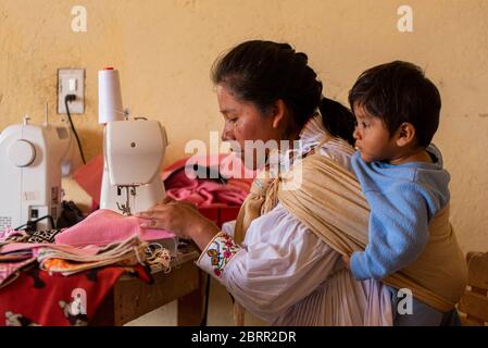 28 aprile 2020, Amealco, Messico: Un lavoratore fa maschere facciali riutilizzabili nel proprio ufficio durante la crisi del coronavirus.circa 20 donne Otomi della comunità di San Idelfonso, nel comune di Amealco Qro, hanno cambiato la direzione della loro attività in faccia della pandemia del Covid-19, Prima di questo erano dedicati a fare tovaglioli e bambole artigianali e ora, a causa della crisi del Coronavirus, la loro direzione è cambiata in fare le coperture artigianali della bocca, il tutto con il tema che le rappresenta come popolo indigeno dello stato. (Immagine di credito: © Jair Villeda/SOPA immagini via ZUMA Wire) Foto Stock