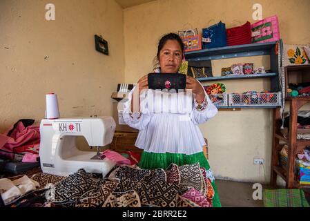 28 aprile 2020, Amealco, Messico: Un lavoratore espone alcune delle loro maschere riutilizzabili durante la crisi del coronavirus.circa 20 donne Otomi della comunità di San Idelfonso, nel comune di Amealco Qro, hanno cambiato la direzione della loro attività in faccia della pandemia del Covid-19, Prima di questo erano dedicati a fare tovaglioli e bambole artigianali e ora, a causa della crisi del Coronavirus, la loro direzione è cambiata in fare le coperture artigianali della bocca, il tutto con il tema che le rappresenta come popolo indigeno dello stato. (Credit Image: © Jair Villeda/SOPA immagini via ZUMA Wire Foto Stock