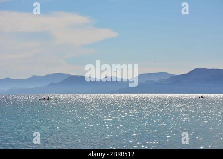 I turisti attivi in crociera kayak fuori Isla San Francisco, Mare di Cortez, Baja California sur, Messico. Foto Stock