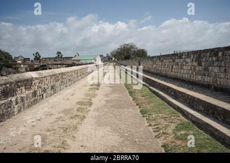 Jaffna / Sri Lanka - 15 agosto 2019: Asian femmina yount viaggiatore solista fare turismo nella storica Jaffna Fort, fortezza, donna turistica Foto Stock