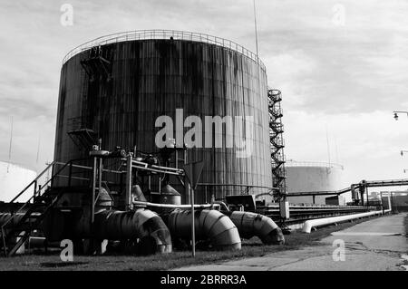 Un petrolio bianco serbatoio di stoccaggio Foto stock - Alamy