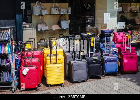 Muelheim an der Ruhr, Ruhr, Renania Settentrionale-Vestfalia, Germania - il negozio Suitcase vende valigie in tempi della pandemia di Corona con viaggi in tutto il mondo Foto Stock