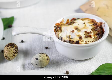 Julienne con funghi e crema primo piano Foto Stock