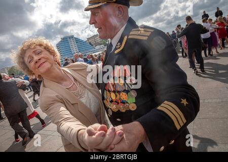 Sevastopol. 9 maggio, 2019 partecipanti della danza cittadina flashmob per celebrare la Grande Vittoria nel centro della città di Sevastopol sul terrapieno di Primorsky Boulevard, Crimea Foto Stock