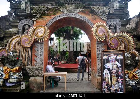 BALI, INDONESIA - MARZO 24 : i balinesi e i viaggiatori stranieri comprano il biglietto per l'aspetto tradizionale degli strumenti musicali balinesi, per le esibizioni di danza barong Foto Stock