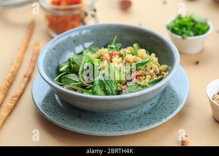 Primo piano di una casseruola di terracotta con il couscous con il pollo e le verdure su una tavola in legno rustico Foto Stock