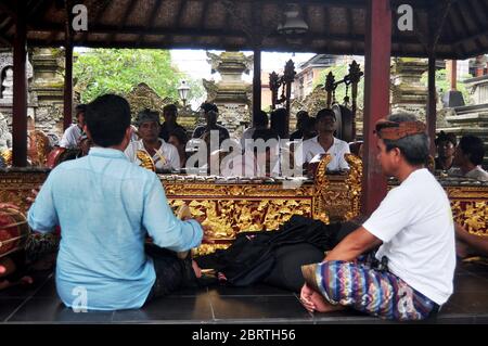 BALI, INDONESIA - MARZO 24 : Balinese che suona strumenti musicali tradizionali di bali e spettacoli di danza barong waksirsa spettacolo di danza gente Foto Stock