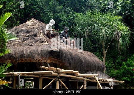 BALI, INDONESIA - MARZO 24 : la gente balinese ripara e costruì la decorazione di capanna giardinaggio per i viaggiatori riposo relax del tempio di Goa Gajah o Grotta dell'Elefante A. Foto Stock