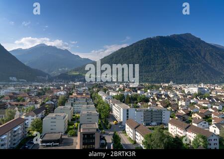 Chur, GR / Svizzera - 18 maggio 2020: Vista aerea della città di Chur nelle Alpi svizzere in una bella giornata di primavera Foto Stock