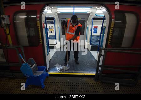 Un operaio TfL pulisce in profondità un treno della metropolitana Victoria Line presso il London Underground Northumberland Park Depot a Tottenham, a nord di Londra. Foto Stock