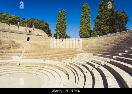 Rovine di anfiteatro a Pompei antica città dell'impero romano distrutta nell'eruzione del Vesuvio nel 7 d.C. Foto Stock