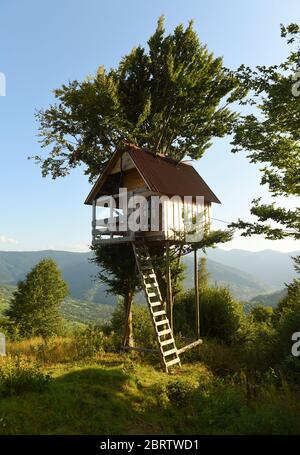 casa d'albero in montagna, una casa d'albero per bambini Foto Stock