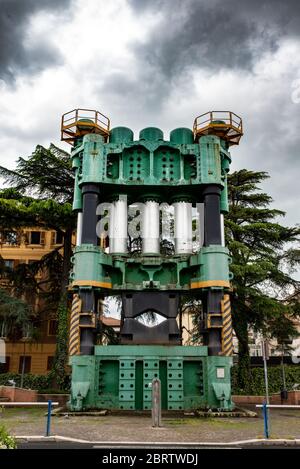 TERNI, ITALIA MAGGIO 08 2020:vecchia pressa in acciaio davanti alla stazione ferroviaria di terni Foto Stock