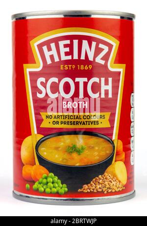 Coventry, West Midlands, UK - 13 maggio 2020: La zuppa di Heinz Scotch Broth può essere aperta su uno sfondo bianco isolato Foto Stock