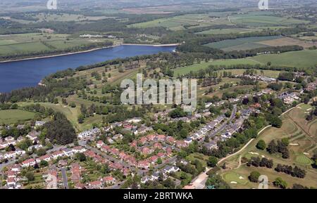 Vista aerea di Alwoodley, Leeds con Sand Moor Golf Club e Eccup Reservoir, rispettivamente, a metà primo piano e sfondo, West Yorkshire Foto Stock