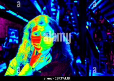 Scanner termico che rileva le persone infette con Covid-19. Concetto di controllo della diffusione del coronavirus. Foto Stock